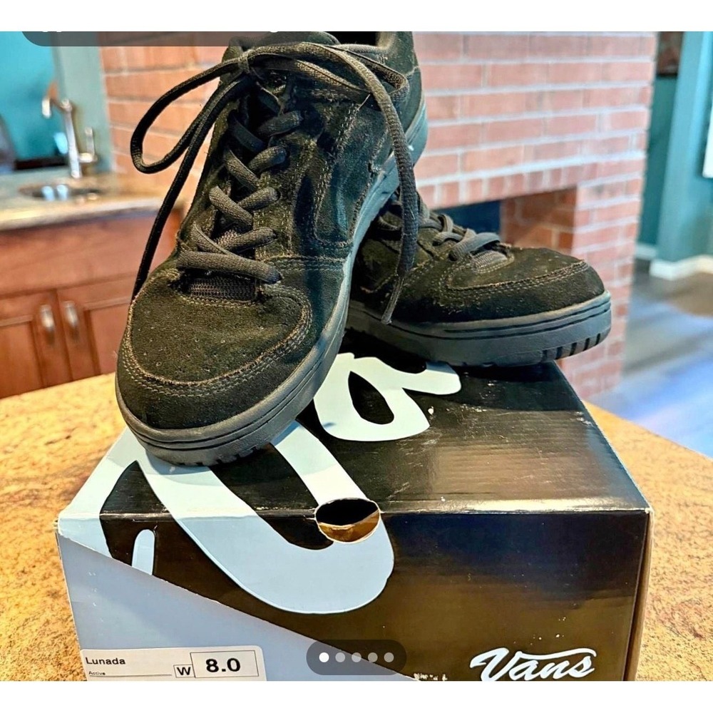 Vans Lunada Active Black Suede Low Top Skate Sneakers Womens 8.0